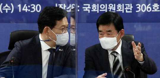 송영길(왼쪽) 민주당 대표와 김진표 부동산특별위원회 위원장이 지난 5월 12일 국회 의원회관에서 열린 부동산특별위원회 회의에서 대화하고 있다. 연합뉴스